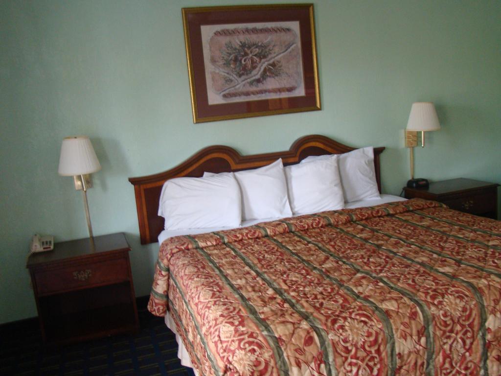 Budget Inn Mount Airy Rum bild
